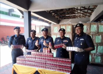 WAN JAMAL ABDUL SALAM (tengah) menunjukkan rokok yang dirampas di Kampung Pulai, Gua Musang, semasa sidang media di Ibu Pejabat JKDM negeri, Kota Bharu, Kelantan-UTUSAN/ROHANA MOHD.NAWI