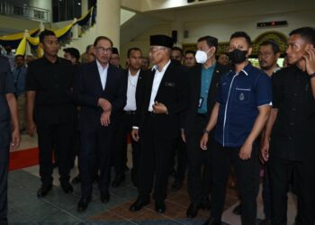 ANWAR Ibrahim bersama Mohd. Shukri Ramli pada majlis pada Majlis Amanat Perdana Menteri bersama penjawat awam negeri Perlis di Dewan 2020 di Kangar, Perlis hari ini. -  UTUSAN/IZLIZAN OTHMAN