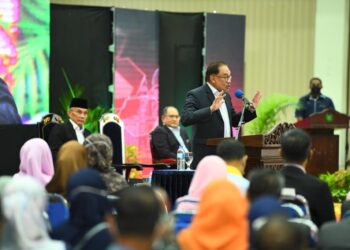 ANWAR Ibrahim berucap di hadapan lebih 1,200 penjawat awam pada Majlis Amanat Perdana Menteri bersama penjawat awam negeri Perlis di Dewan 2020, Kangar, Perlis hari ini. - UTUSAN/IZLIZAN OTHMAN