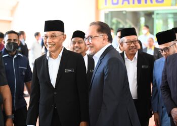 ANWAR Ibrahim (kanan) dan Mohd. Shukri Ramli (kiri) berbual selepas Majlis Penyampaian Amanat Perdana Menteri kepada Penjawat Awam Perlis di Dewan 2020, Kangar, Perlis hari ini. - UTUSAN/IZLIZAN OTHMAN
