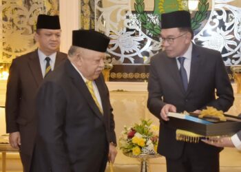 TUANKU Syed Sirajuddin Jamalullail dan Tuanku Syed Faizuddin Putra Jamalullail berkenan menerima sembah menghadap hormat Perdana Menteri, Datuk Seri Anwar Ibrahim di Balai Menghadap Biru Istana Arau, Perlis hari ini. - UTUSAN