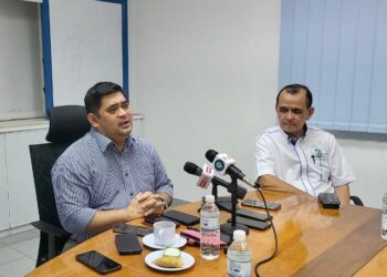 SHAHELMEY Yahya (kanan) semasa sidang akhbar selepas lawatan di loji rawatan air Moyog, Penampang hari ini.