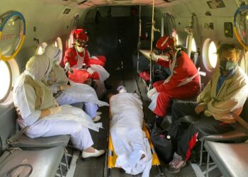 RIZAL Aga terpaksa dibawa keluar menggunakan helikopter Unit Udara JBPM sebelum di hantar ke Hospital Gua Musang, Kelantan semalam-UTUSAN/IHSAN UNIT UDARA JBPM