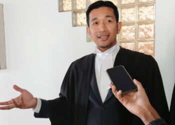 MOHD. FAIZI Che Abu bercakap kepada pemberita selepas selesai prosiding pengurusan kes di Mahkamah Tinggi, Ayer Keroh, Melaka. - UTUSAN/MUHAMMAD SHAHIZAM TAZALI