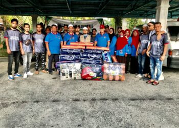 WADI Annuar (tengah) bersama ahli Pertubuhan Khidmat Ummah Kuala Muda dan KRT Kajang Sebidang/Teluk Jering, pada program pasca banjir di Kampung Kajang Sebidang, Tumpat, Kelantan hari ini.-UTUSAN/ROSLIZA MOHAMED