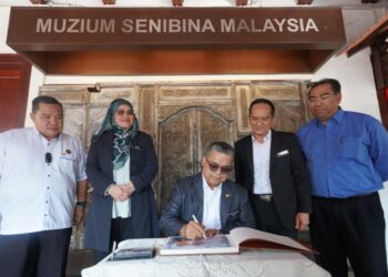 AARON Ago Dagang (tengah) hadir melakukan lawatan kerja ke Muzium Senibina Malaysia di Banda Hilir, Melaka. - UTUSAN/MUHAMMAD SHAHIZAM TAZALI