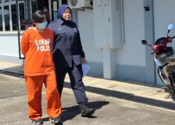 SYARRA Sudarman dibawa ke Mahkamah Majistret Kuala Pilah hari ini bagi dituduh atas dakwaan memiliki dan menghisap dadah.-UTUSAN/NOR AINNA HAMZAH.