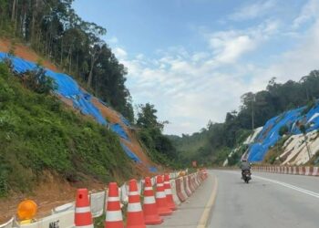 PLASTIK kanvas yang mulai reput sekali gus mengundang bahaya kepada pengguna jalan raya Gua Musang-Kuala Krai berhampiran Kem Semur, Gua Musang, Kelantan.
– UTUSAN/AIMUNI TUAN LAH.