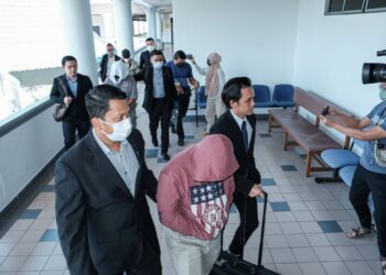 KESEMUA tertuduh mengaku tidak bersalah di Mahkamah Sesyen, Ayer Keroh, Melaka atas pertuduhan mengemukakan dokumen palsu bagi menuntut insentif Program Penjana Kerjaya 2.0. - UTUSAN/SYAFEEQ AHMAD