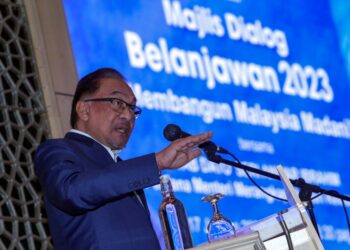 ANWAR Ibrahim ketika berucap dalam majlis dialog Belanjawan 2023 di Kementerian Kewangan, Putrajaya. - UTUSAN/FAISOL MUSTAFA