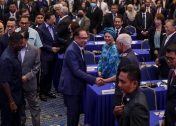 ANWAR Ibrahim ketika hadir dalam majlis dialog Belanjawan 2023 di Kementerian Kewangan, Putrajaya. - UTUSAN/FAISOL MUSTAFA