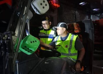 MUHAMMAD FIRDAUS Sharif memeriksa sebuah bas ekspres ketika Op Depoh di Depoh Ekspres Delima, Taman Malim Jaya, Melaka. - UTUSAN/AMRAN MULUP