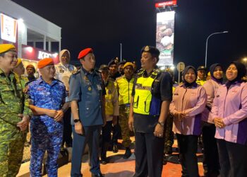 MOHD. Adli Mat Daud (tiga kanan) beramah mesra dengan pegawai agensi yang terlibat dalam Op Selamat Tahun Baharu Cina selepas menyampaikan Taklimat Medan Pasukan Op Selamat 19/2023 di sebuah stesen minyak di Bukit Belah, Machang, Kelantan malam tadi-UTUSAN/ ROHANA MOHD. NAWI