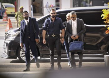 SHARNAAZ Ahmad memakai kemeja biru tua dan berkaca mata hitam ketika tiba di Kompleks Mahkamah Kuala Lumpur. - UTUSAN/FAIZ ALIF