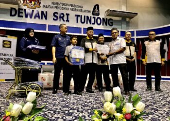 DR.  Abdullah Sudin Ab. Rahman (empat dari kiri) semasa menyampaikan sumbangan beg sekolah pada porgram ‘Back 2 School’ di Dewan Sri Tunjung, Kota Bharu, Kelantan, hari ini.-UTUSAN/ ROSLIZA MOHAMED