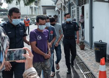 KESEMUA tertuduh dituduh di Mahkamah Majistret, Jasin, Melaka atas kesalahan mengedar dadah seberat 99.26 kg. - UTUSAN/SYAFEEQ AHMAD
