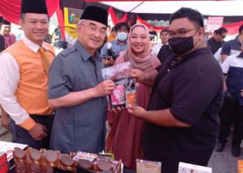 MOHD. ALI Mohd. Rustam menunjukkan produk usahawan di DMmart Bukit Beruang, Melaka. - UTUSAN/AMRAN MULUP