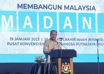 ANWAR Ibrahim ketika berucap menyampai amanat Membangun Malaysia Madani, di Putrajaya. - UTUSAN/FAISOL MUSTAFA