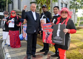 PENYOKONG Najib Tun Razak hadir memberi sokongan untuk pendengaran permohonannya agar sabitan dan hukuman penjaranya dalam kes rasuah SRC International disemak semula di Putrajaya hari ini. - UTUSAN/FAISOL MUSTAFA