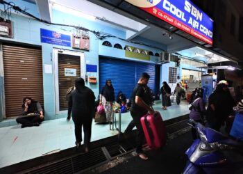SEBAHAGIAN daripada peserta rombongan ke Krabi, Thailand sudah menunggu bas di Seremban sebelum menyedari mereka ditipu pekerja sebuah syarikat pelancongan, semalam.