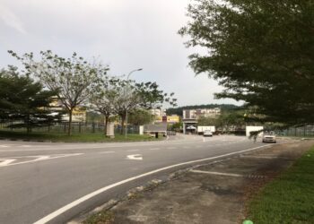 TERDAPAT tiang-tiang lampu di sepanjang laluan
dari jalan besar ke pintu utama Kampus UiTM
Rembau tetapi malangnya tidak berfungsi.