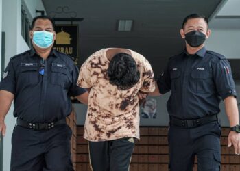 TERTUDUH mengaku tidak bersalah di Mahkamah Sesyen, Ayer Keroh, Melaka atas pertuduhan mendatangkan cedera menggunakan topi keledar terhadap bapanya. - UTUSAN/SYAFEEQ AHMAD