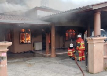 ANGGOTA bomba sedang memadam kebakaran di sebuah rumah di Kampung Huda, Jalan Sultan Yahya Petra dekat Kota Bharu, Kelantan hari ini.UTUSAN/IHSAN BOMBA