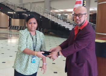 S. SHARMILA menyerahkan beg duit dan telefon bimbit kepada pemiliknya yang dikenali sebagai Foo Yong. - UTUSAN/IHSAN MAHKAMAH
