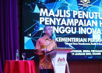 ADLY Zahari berucap pada Majlis Penutup Minggu Inovasi Mindef 2023 - FB ADLY ZAHARI