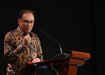 ANWAR Ibrahim ketika berucap di Majlis Jamuan Negeri bersama Perdana Menteri di Kuching, malam tadi.