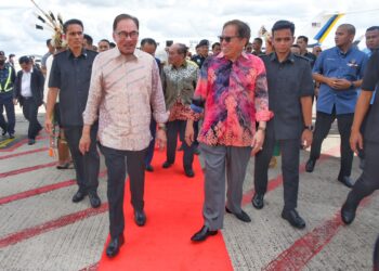 ANWAR Ibrahim disambut ketibaan oleh Premier Sarawak, Datuk Patinggi Tan Sri Abang Johari Tun Openg di Lapangan Terbang Antarabangsa Kuching, semalam.