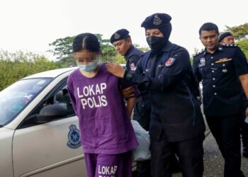 SEORANG ibu muda dihadapkan ke Mahkamah Sepang atas pertuduhan membunuh anak kandungnya berumur setahun enam bulan di Mahkamah Sesyen Sepang. - UTUSAN/ FAISOL MUSTAFA