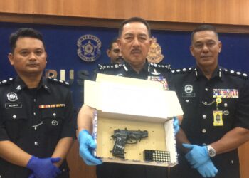 MUHAMAD  Zaki Harun (tengah) menunjukkan sepucuk pistol jenis Retay 84 FS  bersama 34 butir peluru yang dirampas pada sidang akhbar di Ibu Pejabat Polis Kontinjen (IPK) Kelantan hari ini.-UTUSAN/ROSMIZAN RESDI