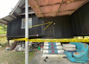 LOKASI rumah mangsa yang maut dalam kejadian samun dan bunuh di Kampung Pulai Darat, Merlimau, Melaka. - UTUSAN/SYAFEEQ AHMAD