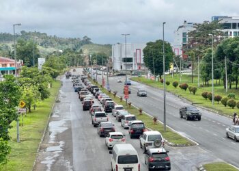 PERTAMBAHAN jumlah kenderaan masuk ke negeri ini semakin dapat dilihat di Gua Musang, Kelantan hari ini-UTUSAN/AIMUNI TUAN LAH