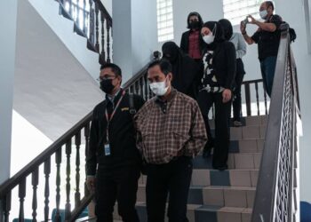 KESEMUA tertuduh mengaku tidak bersalah di Mahkamah Sesyen, Ayer Keroh, Melaka atas pertuduhan mengemukakan dokumen palsu bagi menuntut insentif Program Penjana Kerjaya 2.0. - UTUSAN/SYAFEEQ AHMAD