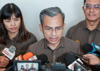 FAHMI Fadzil bercakap dalam sidang akhbar selepas Mesyuarat Kerja Pelan Strategik Kementerian Komunikasi dan Digital 2023-2025 di sebuah hotel di Banda Hilir, Melaka. - UTUSAN/SYAFEEQ AHMAD