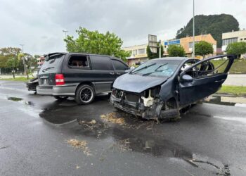 KEADAAN kereta jenis Perodua Axia yang empat sekeluarga remuk selepas terlibat dalam kemalangan di Kilometer 35, Jalan Gua Musang-Kuala Krai, Gua Musang, Kelantan hari ini-UTUSAN/AIMUNI TUAN LAH