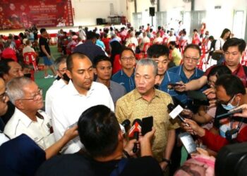 FADILLAH Yusof ketika ditemui media selepas menghadiri Majlis Penyampaian Sumbangan kepada warga emas OKU yang bakal menyambut Tahun Baharu Cina, di Kuching hari ini.
