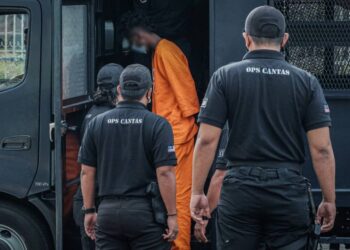 SUSPEK yang berusia 20 tahun direman tujuh hari bermula hari ini selepas perintah reman dikeluarkan Mahkamah Majistret, Ayer Keroh, Melaka. - UTUSAN/SYAFEEQ AHMAD