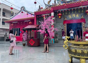 ORANG ramai mengambil kesempatan  berkunjung ke Tokong Mek sempena perayaan Tahun Baharu Cina di Kampung Pulai, Gua Musang, Kelantan.-UTUSAN/AIMUNI TUAN LAH