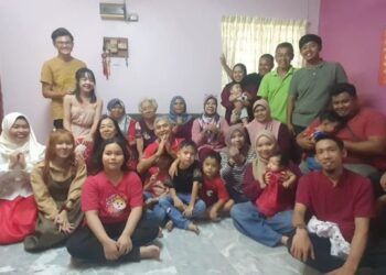 LIEW Siah Hwa (barisan belakang, empat kiri) bergambar bersama ahli keluarganya termasuk tiga menantu beragama Islam di Taman Desa Impian, Kampung Binjai, Kemaman, semalam. – UTUSAN/NIK NUR IZZATUL HAZWANI NIK ADNAN