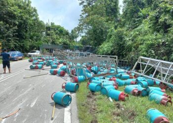 SEBUAH treler yang membawa muatan lebih 500 tong gas terbalik di Kilometer 17, Jalan Bahau - Rompin, Jempol tengah hari tadi.-GAMBAR/IHSAN POLIS.