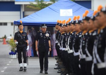 MUHAMAD Zaki Harun (dua dari kiri) melakukan memeriksa barisan semasa Program Perhimpunan Bulanan di IPD Pasir Mas, Kelantan-UTUSAN/KAMARUL BISMI KAMARUZAMAN.