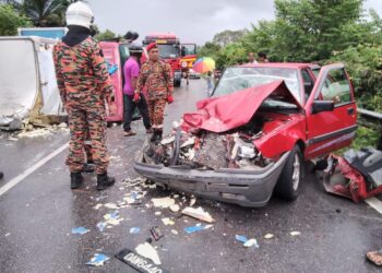 ANGGOTA bomba menjalankan siasatan ke atas kereta yang dipandu mangsa selepas terlibat kemalangan di Kilometer 7, Jalan Machang-Tanah Merah dekat Machang, Kelantan-UTUSAN.