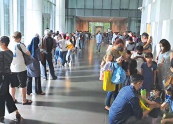 PENULIS bersama kira-kira 200 orang lain terpaksa berbaris panjang seawal 7.15 pagi untuk urusan permohonan pasport di Jabatan Imigresen, Putrajaya, baru-baru ini. – UTUSAN/MAISARAH SHEIKH RAHIM