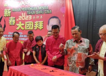 AMINUDDIN Harun (dua dari kanan) menulis kaligrafi pada Majlis Pertemuan Mesra Tahun Baharu Cina anjuran Dewan Perhimpunan Cina Negeri Sembilan di Seremban hari ini.