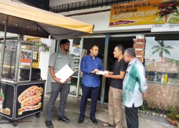 AHMAD Farhan Fauzi (dua dari kiri) menyampaikan sumbangan kepada Nasarudin di Bandar Seremban Selatan, Seremban hari ini.-UTUSAN/NOR SHAFAWATI YUP.