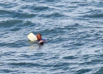 MANGSA berpaut pada tong minyak selama hampir 30 jam sebelum diselamatkan di perairan Tanjung Gaya, Kota Kinabalu hari ini.