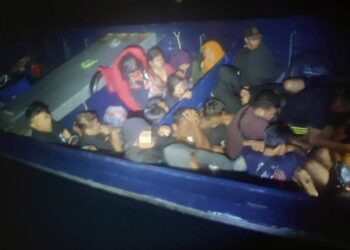 SEBAHAGIAN PATI yang ditahan pihak Maritim Malaysia di dalam sebuah bot pancung selepas disyaki memasuki negara melalui jalan tidak sah di perairan Tanjung Rhu, Selangor kira-kira pukul 10.30 malam semalam.-GAMBAR/MARITIM MALAYSIA.